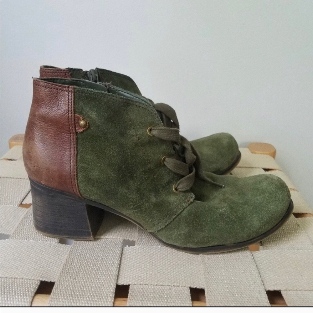 LOOKING FOR THESE NATURALIZERS!!!! SIZE 8.5!!!